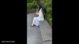 两个年轻学生和他们的老师一起参加三人行